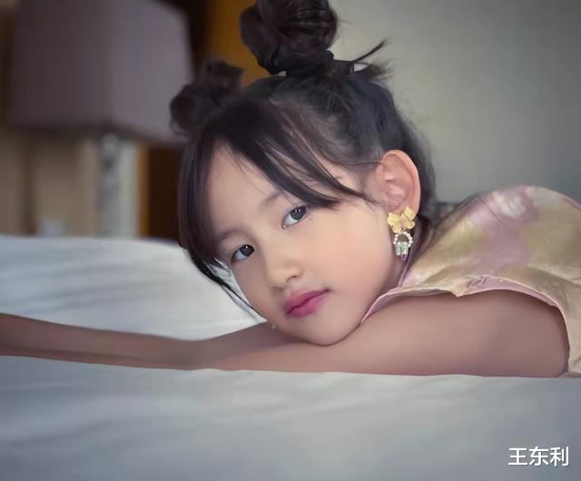 孙莉 孙莉分享二女儿近照,穿旗袍涂口红被指成熟,长相更像爸爸黄磊