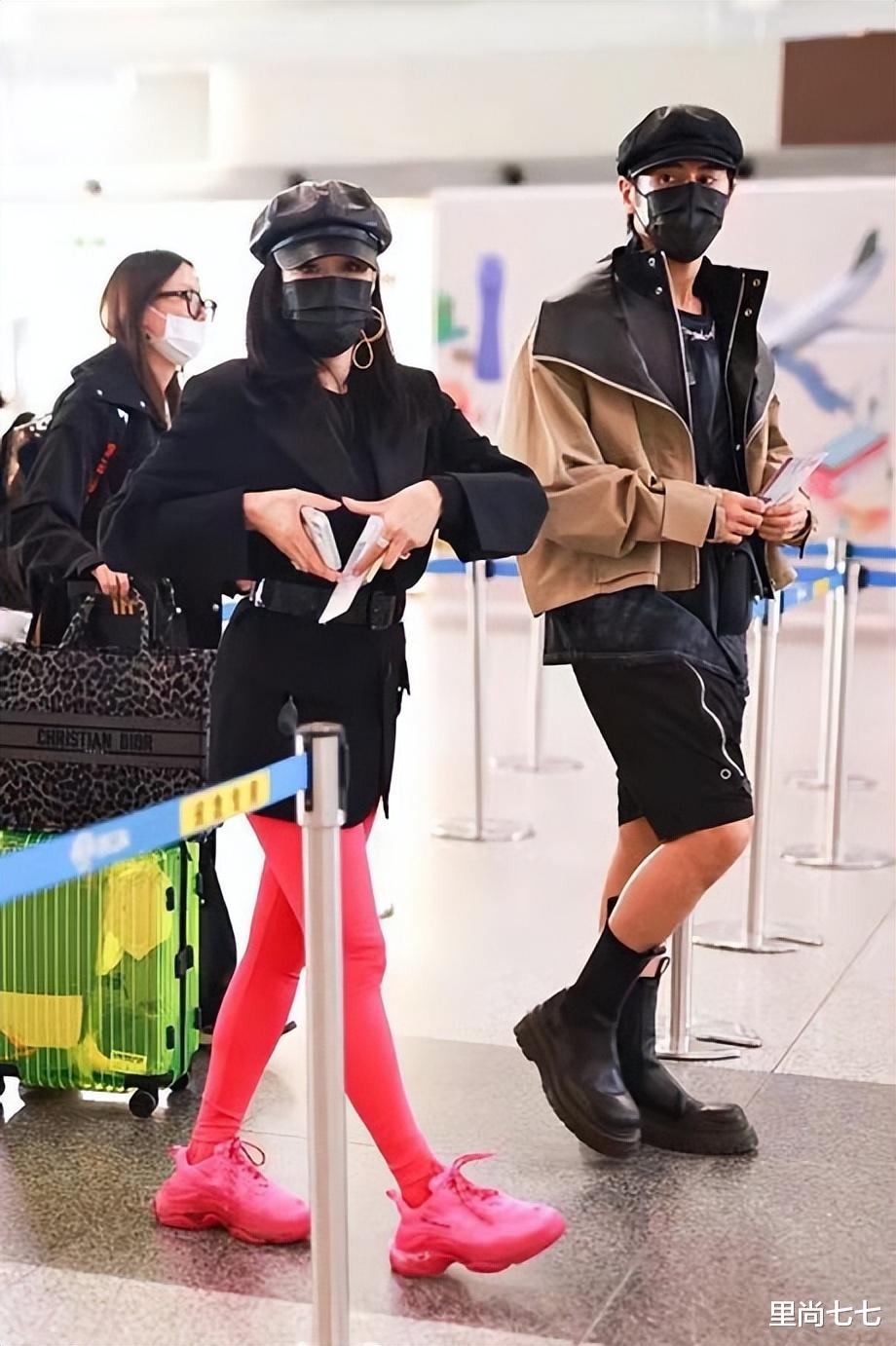 张伦硕|钟丽缇夫妇走机场，张伦硕打扮得像帅小伙，看不懂她的奇葩皮裤