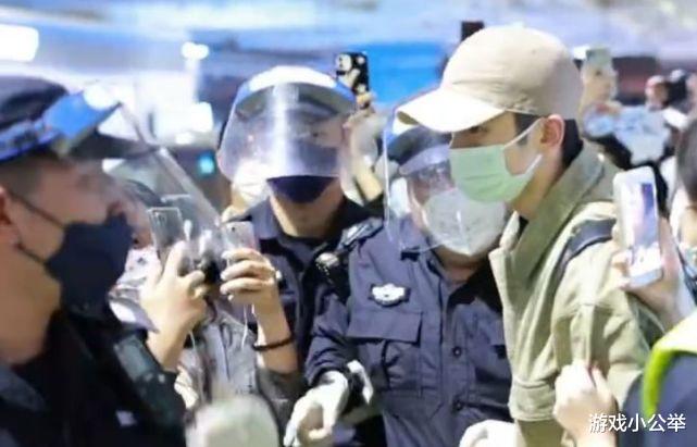 张云龙|演员张云龙机场劝架，一把搂住壮汉保安，代拍素质引发热议