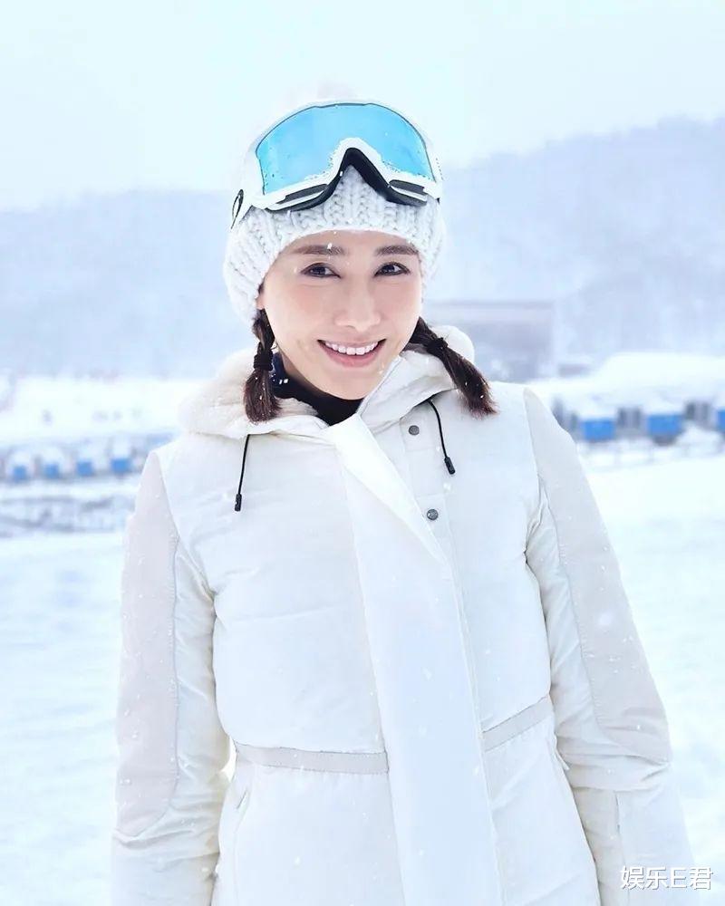 李玉刚|51岁黎姿晒日本滑雪照，全白装扮散发阵阵仙气，这回能赢甘比吗？