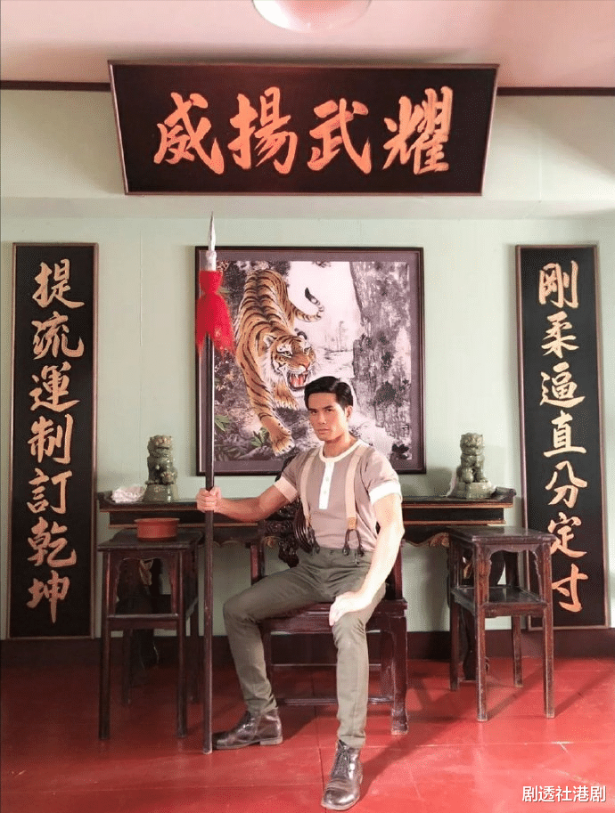 伍允龙|唐诗咏否认与伍允龙因拍摄《铁拳英雄》发展恋情，网友撮合：很有夫妻相