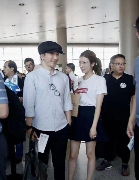 刘谦|刘谦罕见带娇妻走机场，小娇妻学院风打扮好嫩，像个小姑娘