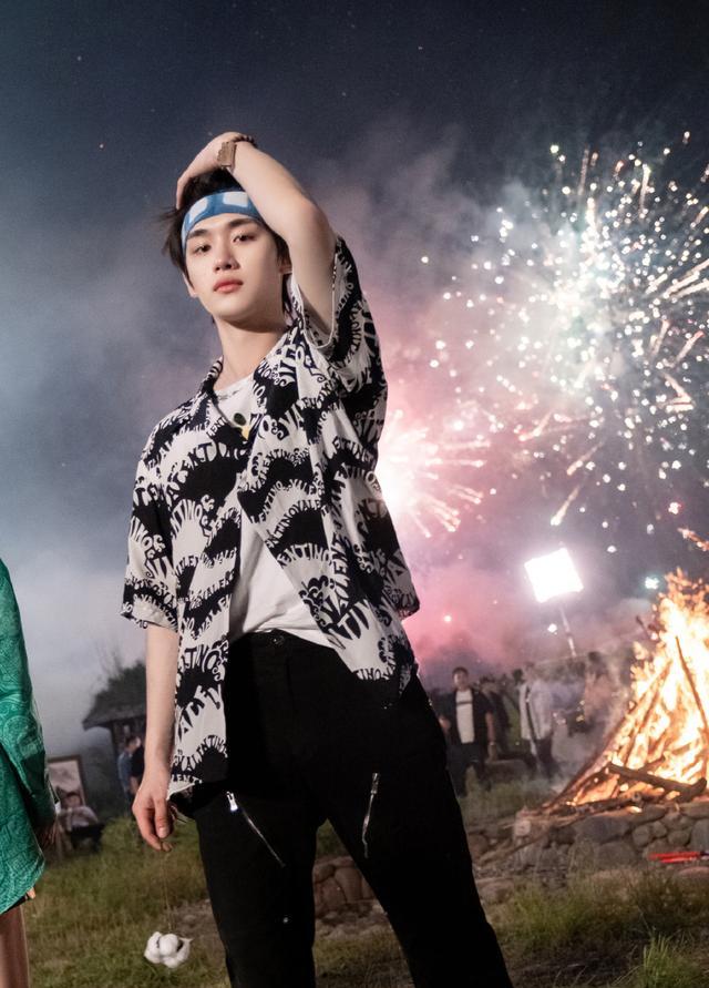 丁程鑫|《花少》丁程鑫、李斯丹妮双人舞燃爆，网友焦点却在丁程鑫的手上