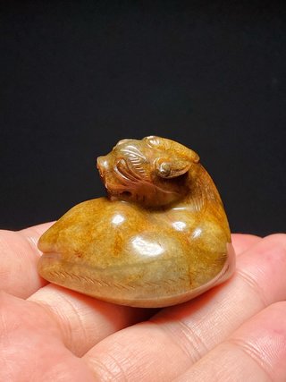 和田玉籽料|元 和田玉籽料 留皮受沁 瑞兽 挂件 把件