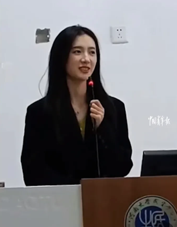 明星|高校毛概老师集才华和颜值于一身,神仙颜值,尤物般身材吊打明星