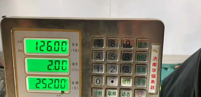 防晒 大衣哥儿子小伟减肥有成效，三天掉秤10斤，比姐姐朱雪梅还胜一筹