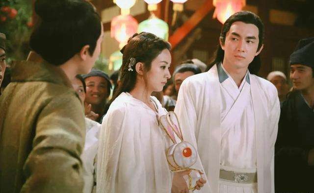 林更新|34岁林更新因病入院！穿裤衩走路显虚弱，健硕保镖一路严密保护