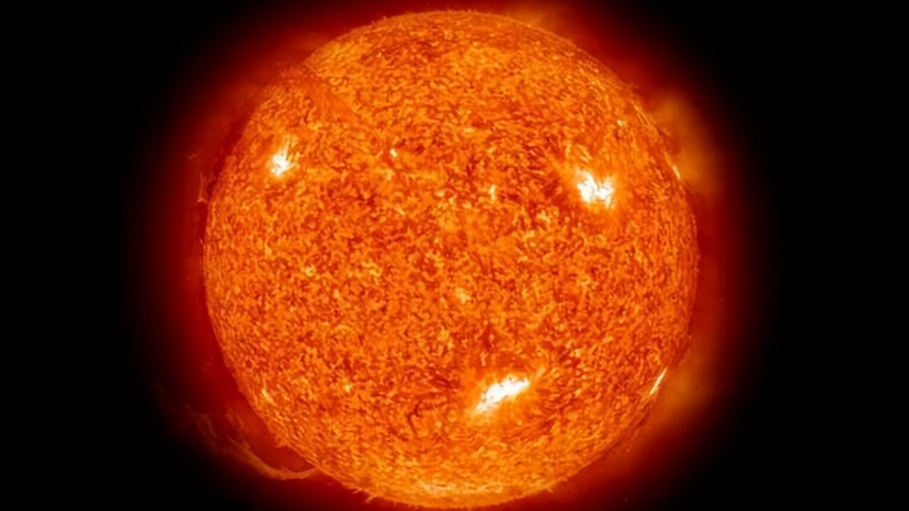 太阳表面温度高达5500度，地球都晒热了，为何太空却接近绝对零度？