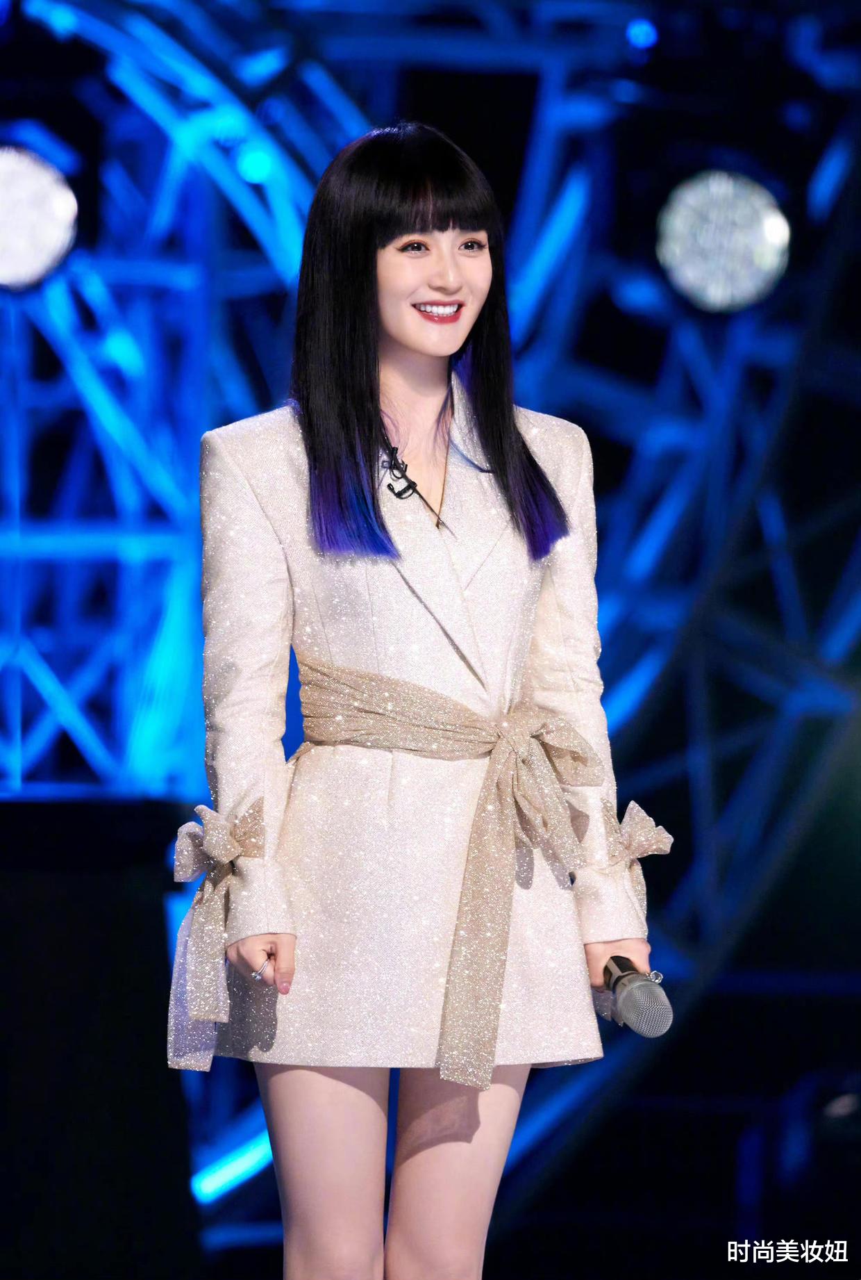 西装 谢娜剪齐刘海也太惊艳了!穿西装裙配长靴,妥妥的女团气质