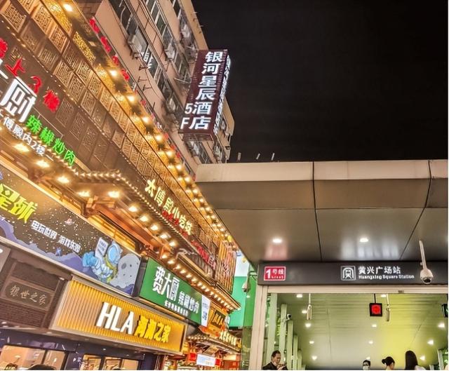 房价|洗脚城服务全国第一,房价却排倒数?这个城市的夜生活有多丰富