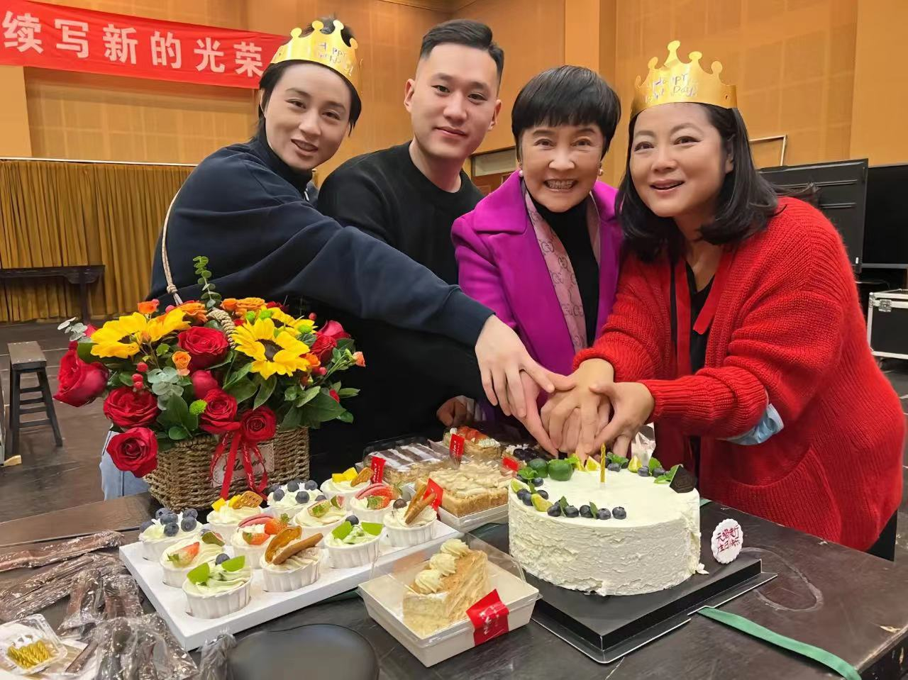 王茜华|王茜华暴瘦眼睛红肿!紧搂老公娇羞似少女,大秀恩爱力破婚变传闻