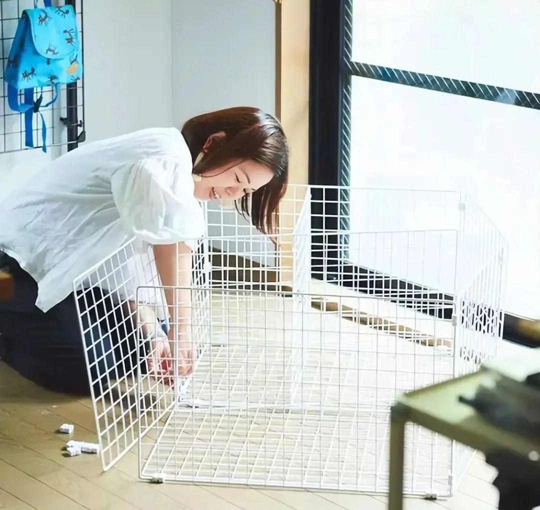 柜内收纳不要一块隔板,用铁艺置物架代替,钱省了,实用性也不低