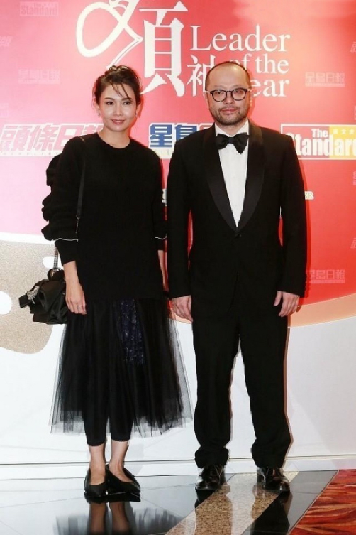 邱淑贞|邱淑贞和老公罕合体，穿薄纱裙54岁还嫩得像少女！