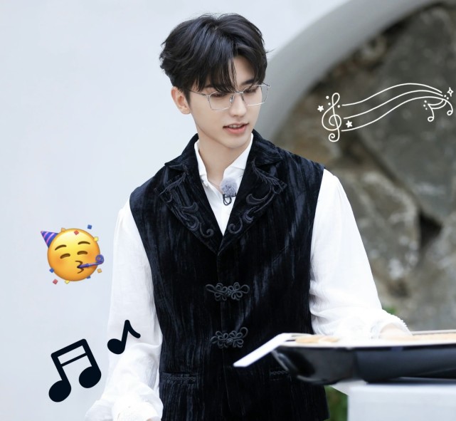 蔡徐坤|蔡徐坤 被前公司“撕破脸”：晒图内涵其颜值变化，曝整形