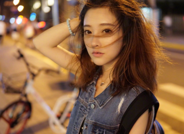 冯提莫|冯提莫获得三连冠，参加颁奖典礼，腿部线长真的是太优美了