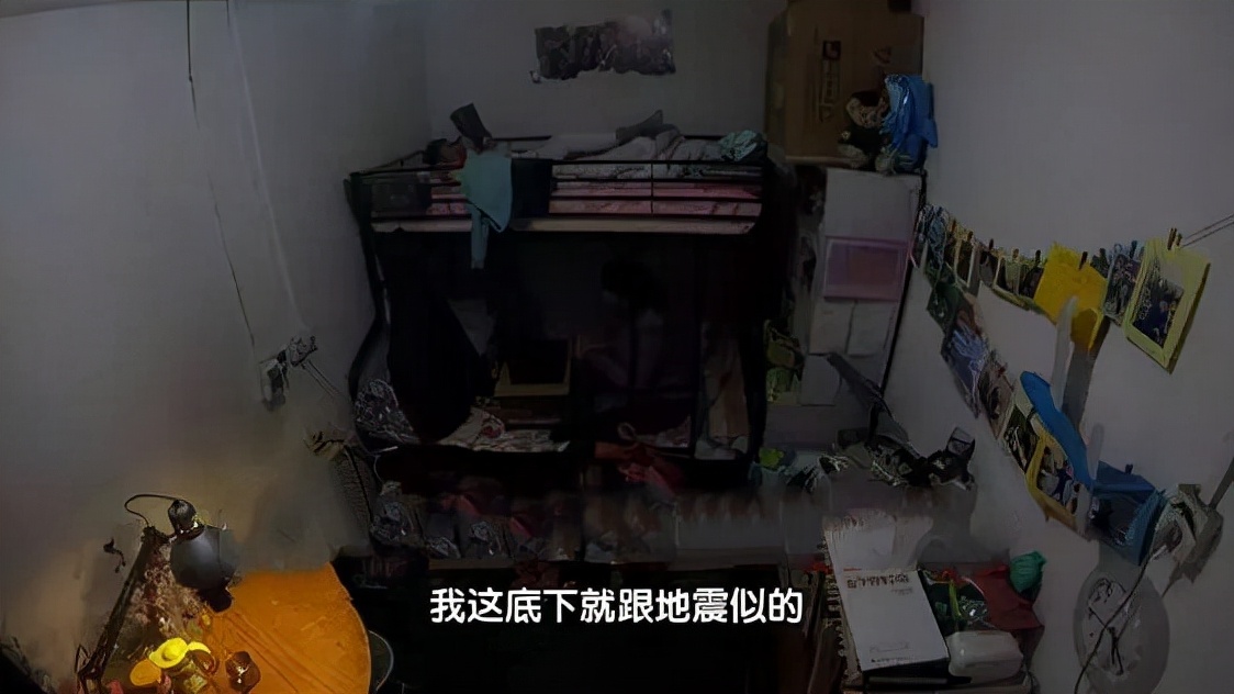 一家3口睡10㎡棺材房，吃喝拉撒都在床上，妻子洗澡儿子难避嫌