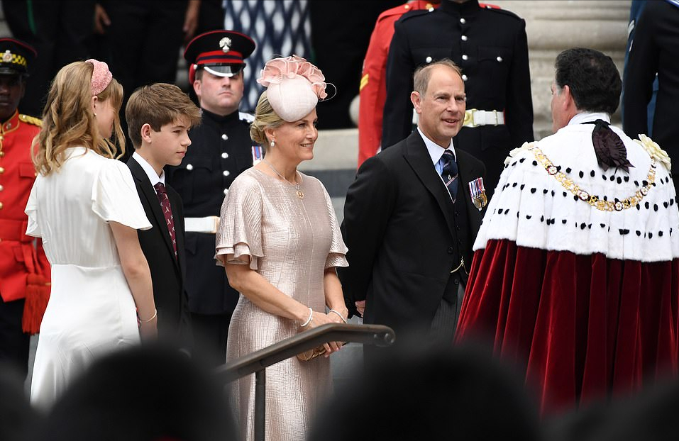 尤金妮公主|英女王18岁孙女成新晋时尚黑马？白裙配粉发箍好美，比梅根都贵气