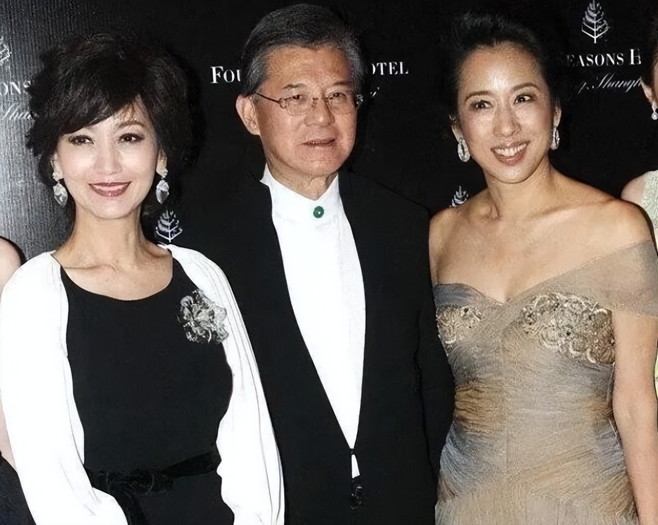 赵雅芝|当看到64岁朱玲玲和68岁赵雅芝同框，网友：我终于不害怕变老了！