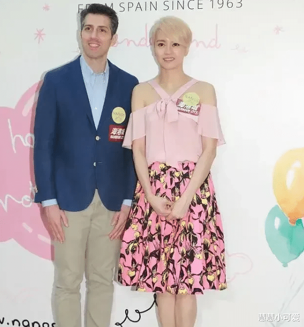 梁咏琪|梁咏琪罕晒全家福！46岁的她素颜出镜还像学生妹，外籍老公一脸宠溺真温柔