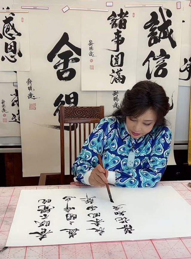书法|表面是演员,实际是才女,个个会舞文弄墨,刘晓庆一幅书法卖1万