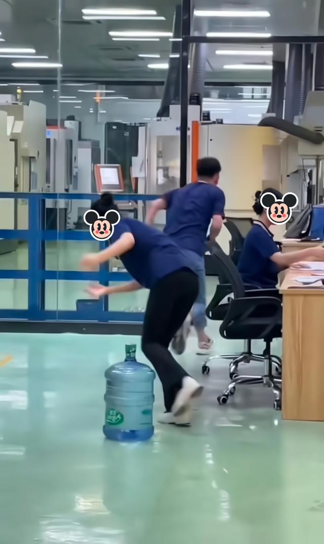 女子病中请男同事帮忙换水，男子却将水放女子的肩上，她追打出去