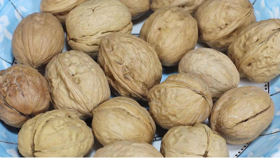 蜂蜜|才知道，核桃剥壳的小技巧，掌握这些方法，果仁漂亮完整