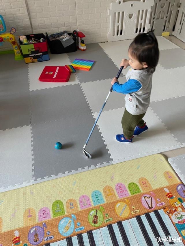 应采儿|应采儿父亲晒小外孙近照,2岁hoho扎小揪揪打高尔夫,侧脸萌翻
