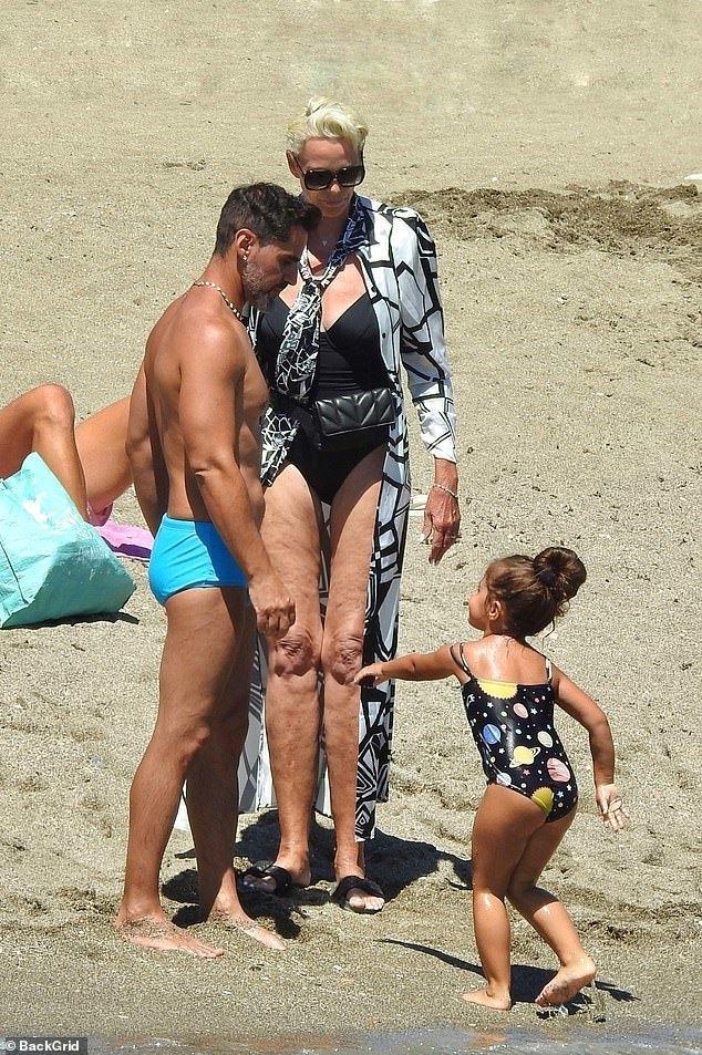 关晓彤|史泰龙59岁前妻和“小丈夫”现身