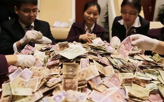 84岁老人去世:生前节俭只吃咸菜白粥,死后家中发现有97万现金!