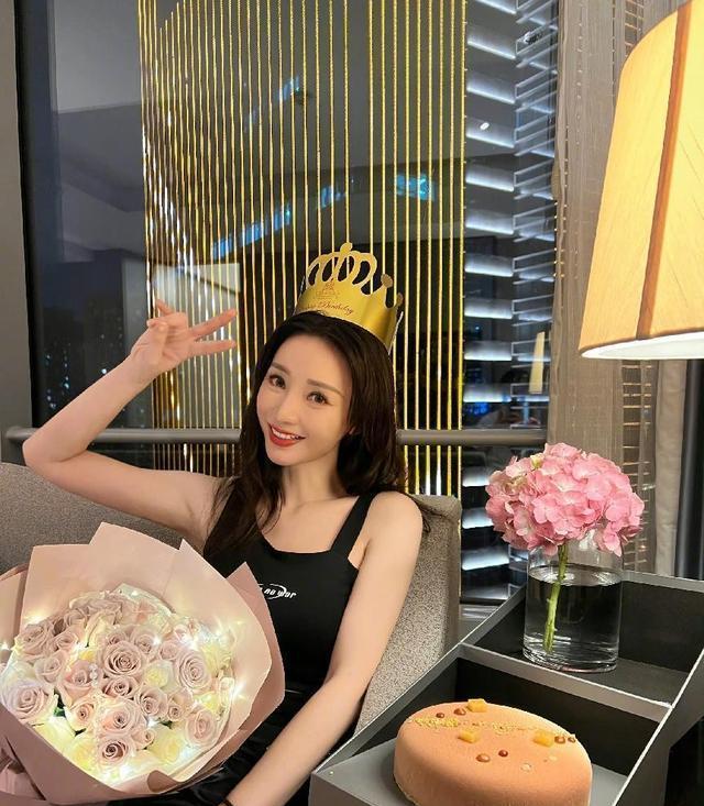 柳岩|42岁柳岩喜迎春天！与男子逛超市压马路超亲密，该男子艳福真不浅