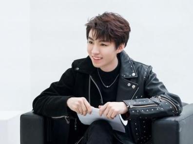 王俊凯|王俊凯最新造型，铆钉皮衣造型帅气，时尚穿搭难压温雅少年气