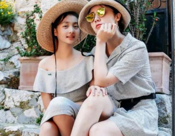 黄磊|黄磊首次带小女儿出镜，身穿白色卫衣，表情严肃僵硬