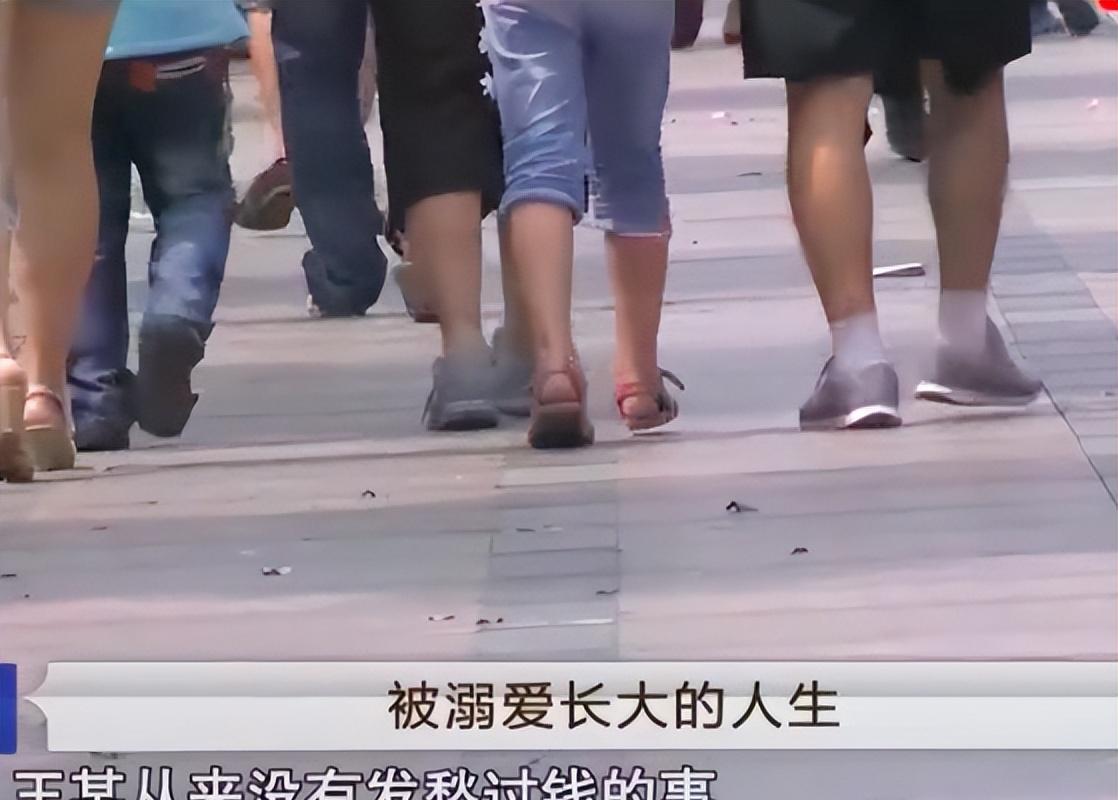 2018年女子晚上和前夫睡,白天和男友睡被杀,男友:她要50万彩礼