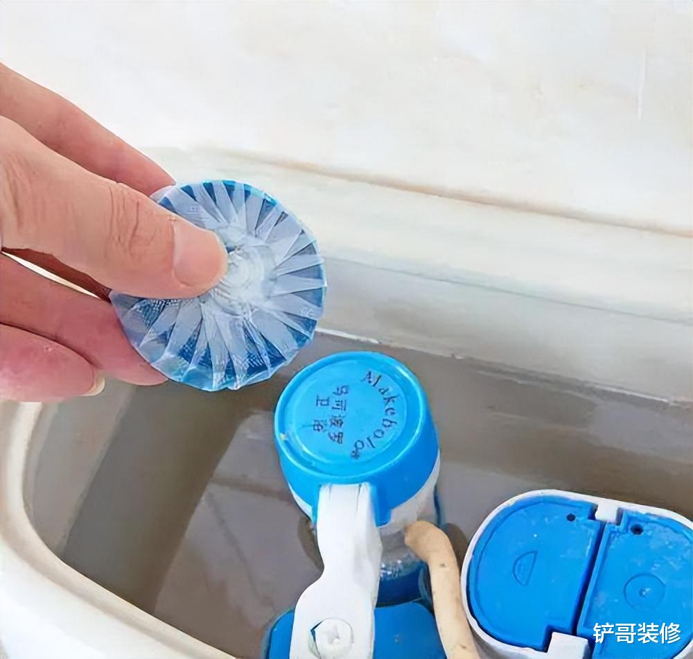 在马桶放了“洁厕灵”后,才发现家里一直在用“马桶水”,真恶心
