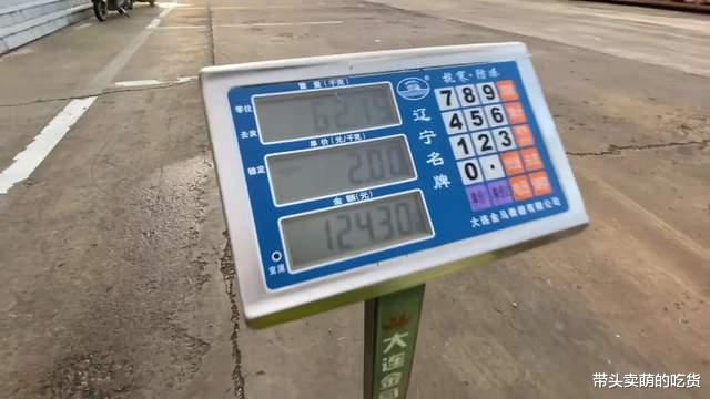 内蒙古175斤大西瓜拍出15万天价?一人搬不动,网友:吃了能成仙?