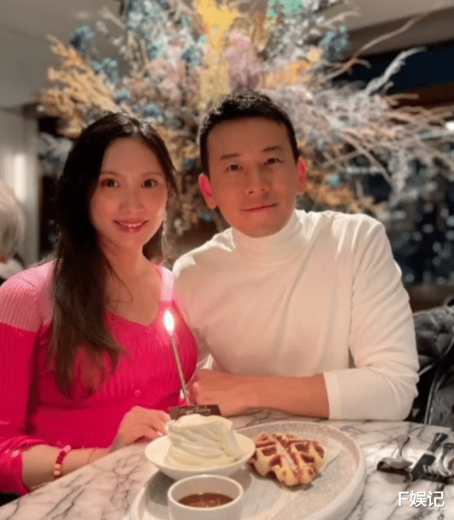 戴安娜|石修儿子陈宇琛官宣太太诞下女儿 一家三口牵手温馨合照