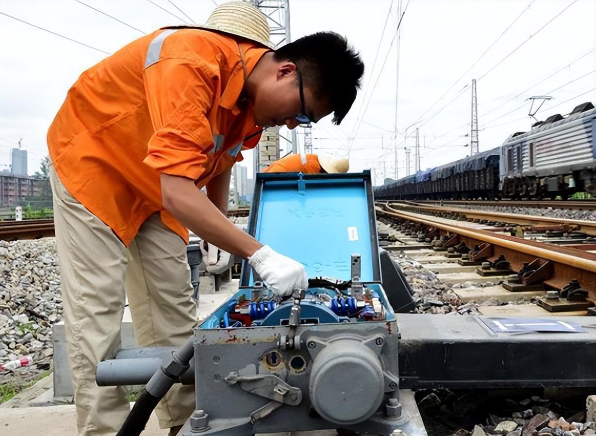 求职|铁路局将开始春招，五险一金待遇佳有编制，三类学生报考更有优势