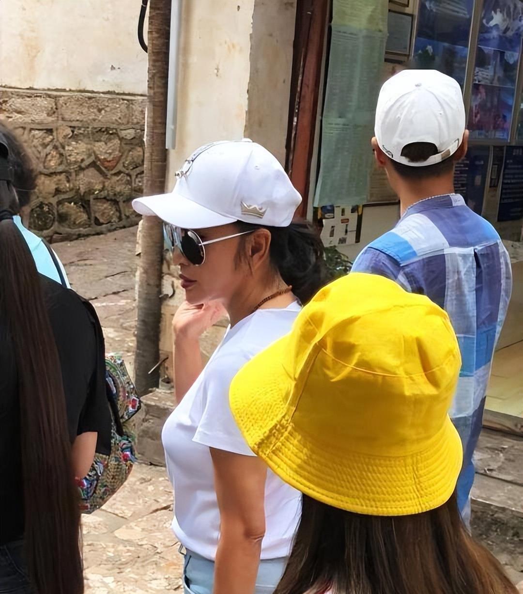 |刘晓庆是看开了，走机场终于不装面对现实，满脸皱纹很自然真实