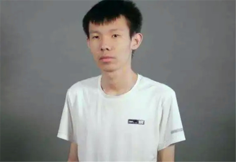 |张嘉文表妹终于爆照了?蓝书包黑历史再现,网友:简直一模一样