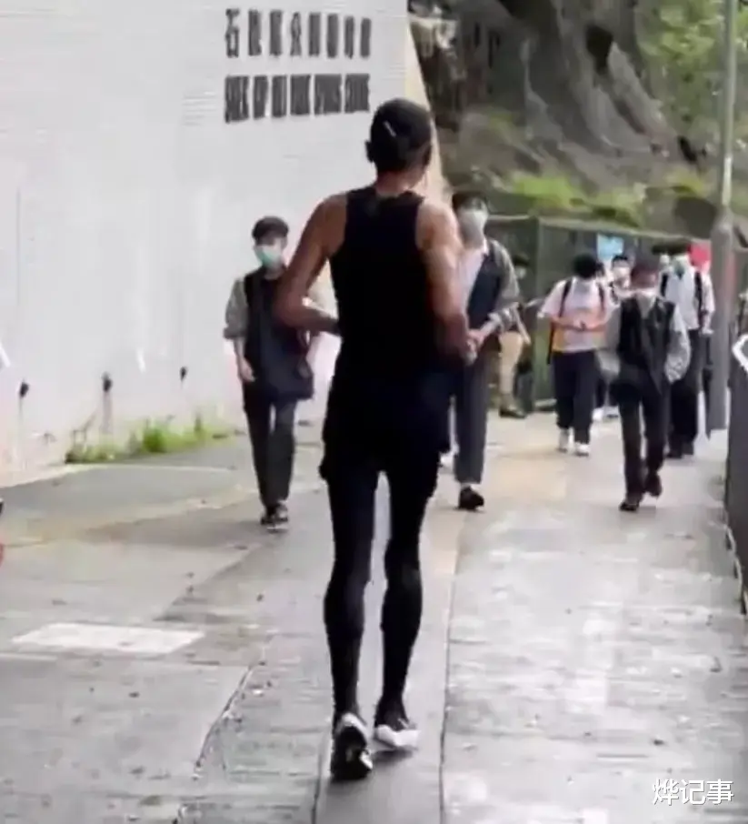 周润发|67岁的周润发跑在街上,四肢细长如竹竿,瘦成纸片的人令人担忧