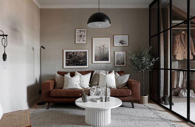 客厅卧室不用实墙，48平一室，长长的黑框玻璃隔断，格调十足真酷