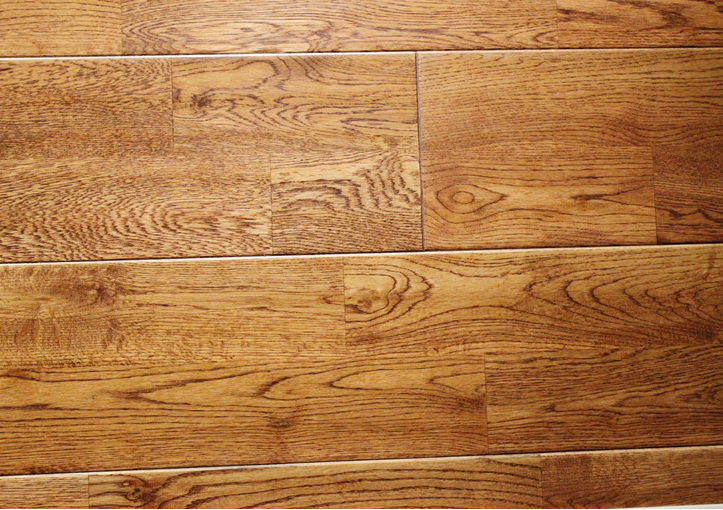 铺木地板用宽板还是窄板好？很多人不在意，不出一年就变形，太坑