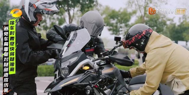 郑钧|《滚烫人生2》开播，55岁郑钧骑摩车摔倒，刘芸提醒他安全第一