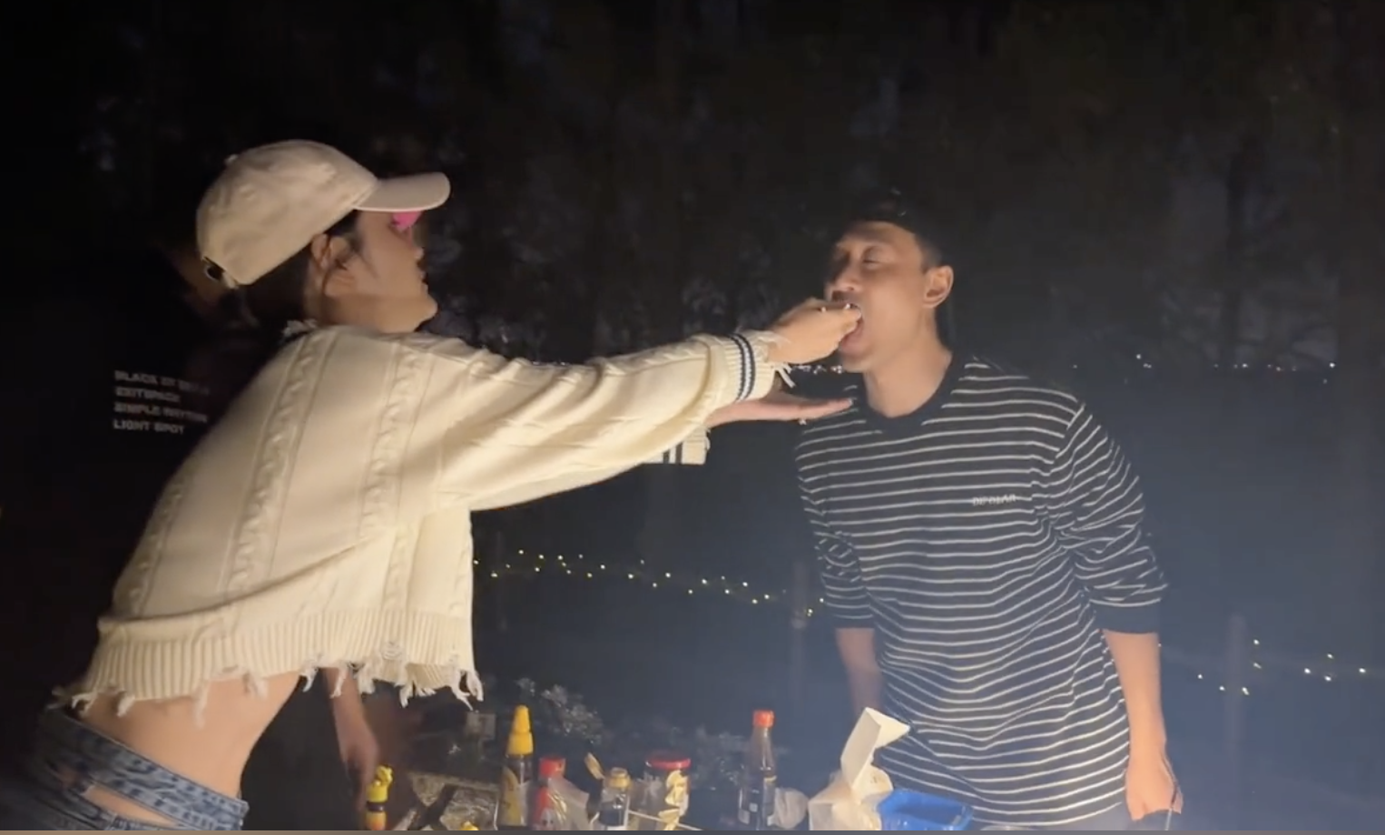 林峰|张馨月晒露营视频,与林峯互相投喂,被老公搂在怀里高调秀恩爱