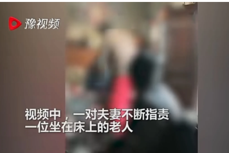甘肃会宁,一对夫妻在家中不断指责坐在床上的老母亲