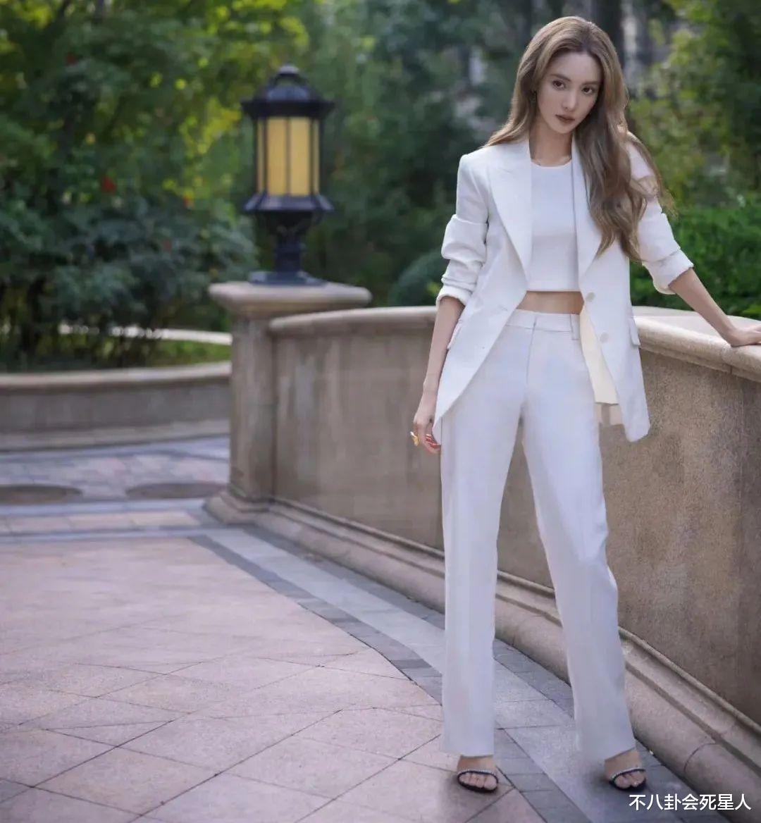 迪丽热巴|显老、浮肿、僵硬，看完这6位明星的特写照片，我不焦虑了