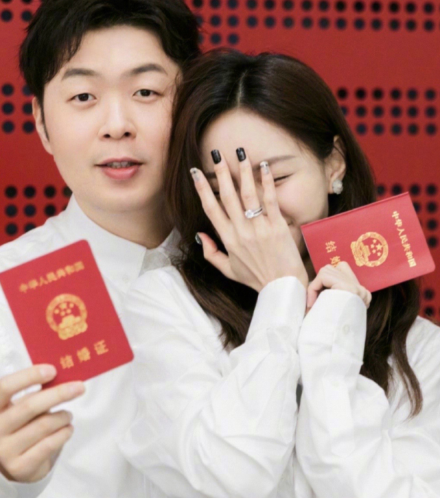 沈梦辰|好友晒杜海涛求婚现场照，沈梦辰秀大钻戒与海涛头靠头依偎在一起