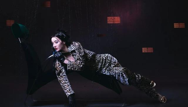 迪丽热巴|迪丽热巴穿黑色长裙超酷飒！新疆美女魔鬼身材太性感火辣