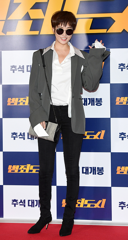 金三顺金宣儿瘦到认不出，穿玫红抹胸开叉礼服长裙秀美腿，很迷人