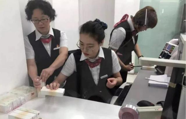 银行|女毕业生就职银行两年，“变老”速度加快，众多网友对此热议
